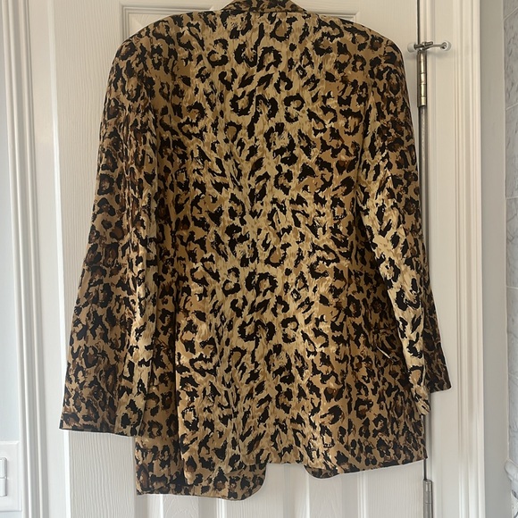 Bloomingdale’s 100% silk lined double breasted blazer. Size 4. - Picture 4 of 7